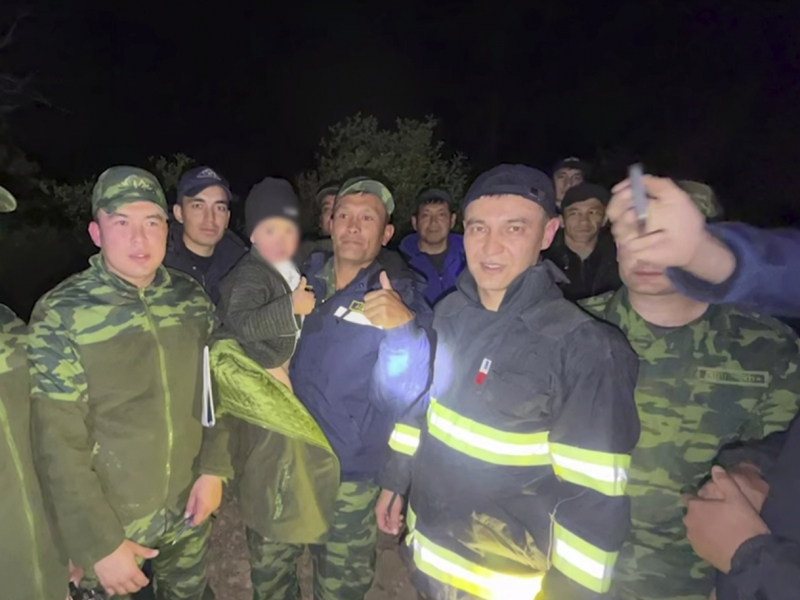 Ohangarondagi tog‘larda unutib qoldirilgan 4 yoshli bola topildi (video)