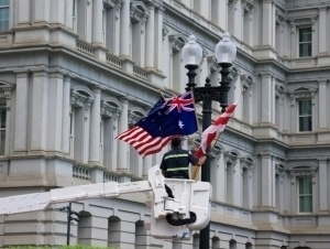 AQSHda Charlz III tashrifiga adashib Avstraliya bayroqlari osib qo‘yildi