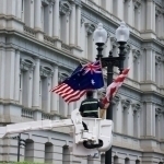 AQSHda Charlz III tashrifiga adashib Avstraliya bayroqlari osib qo‘yildi