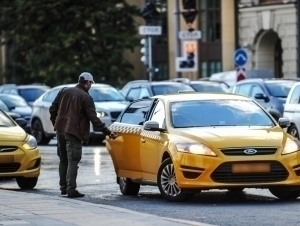 Sankt-Peterburgda migrantlarga taksichilik qilish taqiqlandi