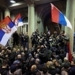 Белградда минглаб одамлар ҳукуматга қарши намойишга чиқди (фоторепортаж)