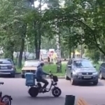 Moskvada o‘zbekistonlik kurer yigit bola o‘g‘risini to‘xtatib qoldi (video)