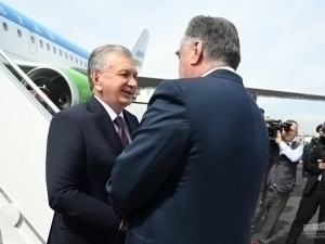 Mirziyoyev Dushanbega yetib bordi