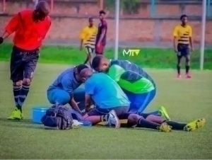 Африкалик футболчи ўйин вақтида тангага бўғилиб вафот этди (видео)