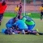Afrikalik futbolchi o‘yin vaqtida tangaga bo‘g‘ilib vafot etdi (video)