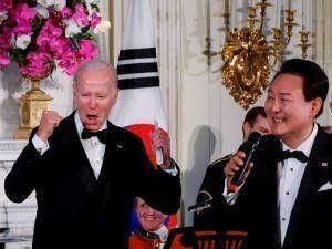 Janubiy Koreya Prezidenti Oq uyda qo‘shiq aytib berdi (video)