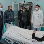 To‘qayev Olma-otada! U g‘alayonda jarohatlanganlarni ko‘rish uchun shifoxonaga bordi
