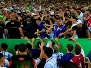 Braziliyada katta to‘polon: qonga belangan muxlislar, Messi va Rodrigo o‘rtasidagi konflikt va Martinesning agressiyasi (fotoreportaj)