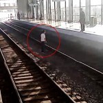 Do‘ppi boshdan azizmi? Toshkentda yigit poyezd yo‘liga sakradi (video)