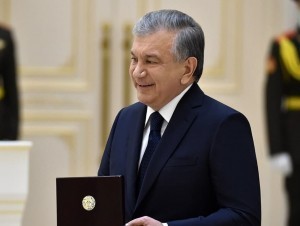 Shavkat Mirziyoyev awards a group of journalists