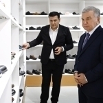 Президент Олтинкўлдаги чарм-пойабзал кичик саноат зонасига борди