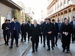 Shavkat Mirziyoyev eski shahardagi mahallaga bordi