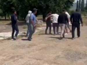 Бўстонлиқда бир гуруҳ шахслар ўртасида жанжал чиқди (видео)