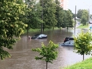 Janubiy Koreyada bir asr ichidagi eng kuchli yomg‘ir yog‘di. Qurbonlar bor (video)