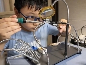 Хитойда 14 ёшли ўқувчи уй шароитида самолёт двигателини ясади