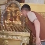 Тожикистонлик йигит Россияда черков шамларини ўчириб ташлади (видео)