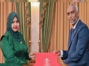 Вазир Президентни сеҳрлашга уринганликда айбланди