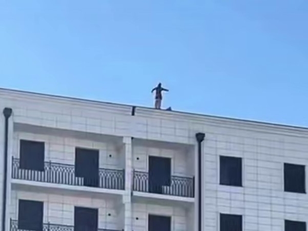 Buxoroda 17 yoshli qiz o‘zini 8-qavatdan tashlamoqchi bo‘ldi (video)