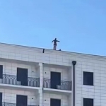 Buxoroda 17 yoshli qiz o‘zini 8-qavatdan tashlamoqchi bo‘ldi (video)