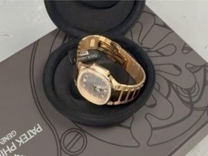 Man attempting to smuggle a watch worth 1.5 billion sums was caught (video)