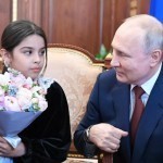 8 yashar qizaloq Putinga omad tilab, sovg‘a berdi