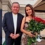 Shuhrat Abdurahmonovning axloqsiz shou orqali tanilgan rossiyalik bloger bilan surati tarqaldi