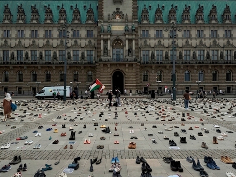 Bolalarsiz qolgan poyabzallar: Germaniyada G‘azo bolalarining ayanchli taqdiri yod etildi (fotoreportaj)