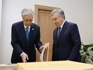 Shavkat Mirziyoyev To‘qayevga noyob arxiv materiallari nusxalarini had’ya qildi