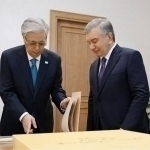 Shavkat Mirziyoyev To‘qayevga noyob arxiv materiallari nusxalarini hadya qildi