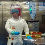 Koronavirusning eng birinchi bemori Uxandagi virusologiya laboratoriyasi xodimi bo‘lgan – AQSH