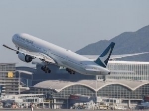 Учаётган самолёт эшигини очмоқчи бўлган йўловчи ҳибсга олинди