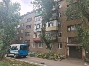 Ona ikki bolasini 5-qavat derazasidan uloqtirdi