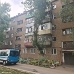 Ona ikki bolasini 5-qavat derazasidan uloqtirdi