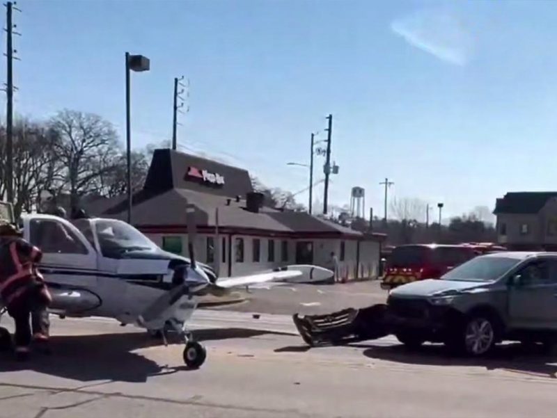 AQSHda samolyot avtomobil yo‘liga qo‘ndi (video)