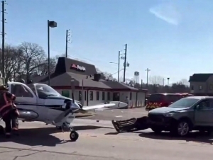 AQSHda samolyot avtomobil yo‘liga qo‘ndi (video)