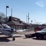 AQSHda samolyot avtomobil yo‘liga qo‘ndi (video)