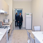 Prezident Bog‘iston ko‘chasidagi yangi uylarni ko‘zdan kechirdi