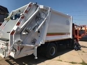A female student is fatally struck by a garbage truck in Bukhara