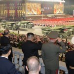 Qit’alararo raketalar va dronlar namoyishi. Kim Chen Inning harbiy paradi qanday o‘tdi? (fotoreportaj)