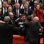 Туркия парламентида депутатлар оммавий муштлашди (видео)