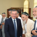 Prezident 100 yoshdan oshgan nuroniylarni ham mukofotladi
