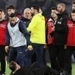 Mourino raqib murabbiyiga hujum qildi (video)