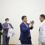 Наманганнинг янги ҳокими эскисини тўн кийдириб жўнатди (фотофакт)