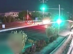 Lacetti hits two students in Bukhara: one fatality was reported (video)