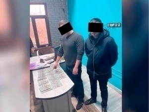 Наманганда 40 минг доллар пора сўраган мансабдор ушланди 