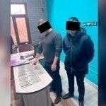 Namanganda 40 ming dollar pora so‘ragan mansabdor ushlandi (video)