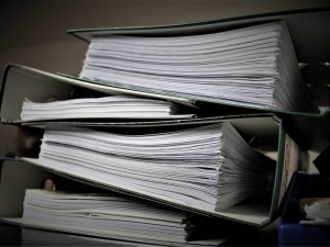 2025 yilning boshida hokim qarorlarining nechtasi haqiqiy emas deb topildi?