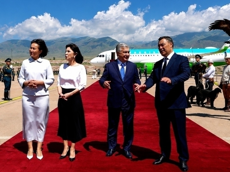 Shavkat Mirziyoyev rafiqasi bilan Cho‘lponotaga yetib bordi