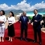Shavkat Mirziyoyev rafiqasi bilan Cho‘lponotaga yetib bordi