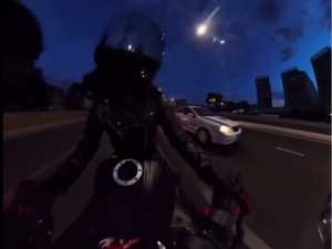 Toshkentda YPX xodimi mototsiklchi qiz bilan poyga o‘ynadi (video)